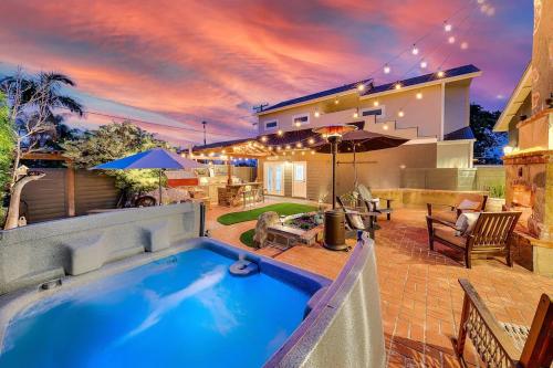Luxury beach home one block from ocean with spa WiFi & gorgeous outdoor space — 4-Star Luxury Hotel in San Diego, United States