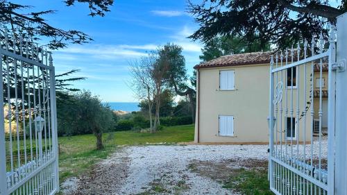 Casale Écru Sirolo splendido casale con giardino e vista mare — 4-Star Luxury Hotel in Sirolo, Italy