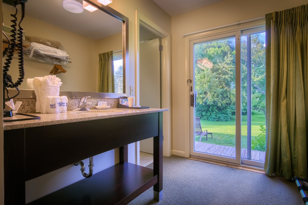Sun & Ski Inn And Suites - photo 39