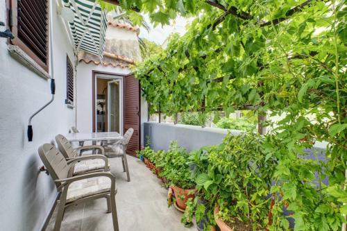 Apartment Dani 1 cozy stay with balcony & city view — 4-Star Luxury Hotel in Mali Losinj, Croatia