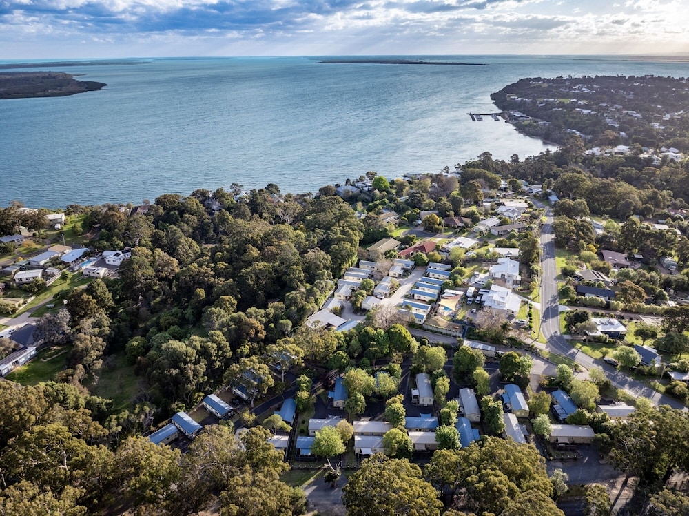 Metung Holiday Villas — 4-Star Luxury Hotel in Metung, Australia