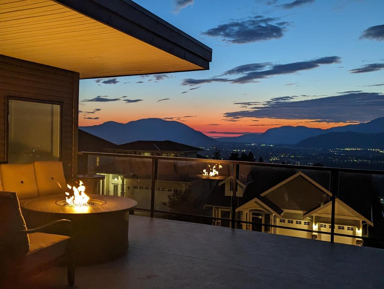 Mountain Retreat with Views Hot Tub Games & AC in Chilliwack, Canada