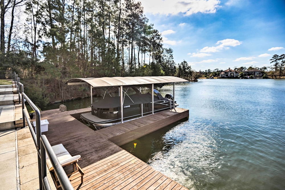 Elegant Lake Conroe Townhome with Boat Slip — 4-Star Luxury Hotel in Montgomery, United States