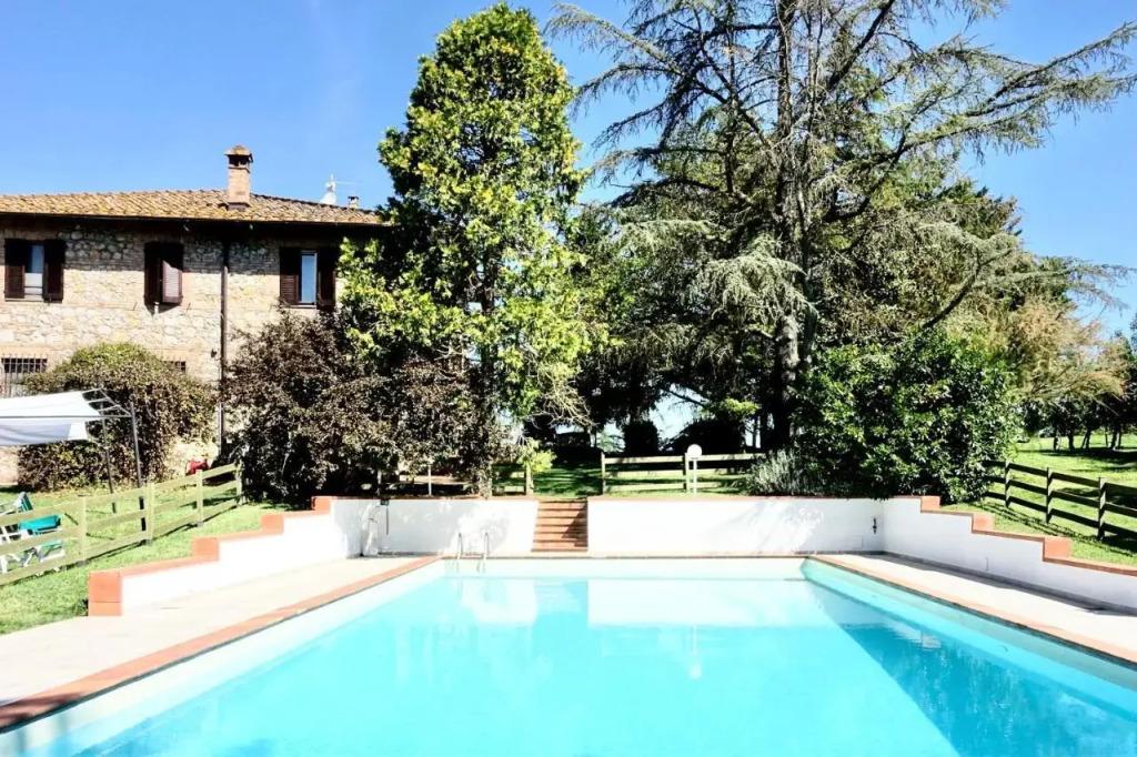 Agriturismo Montioni — 4-Star Luxury Hotel in Sovicille, Italy