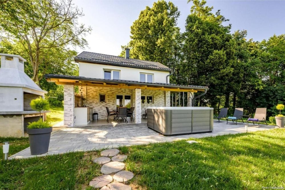 Cozy House In Nature With Hot Tub Happy Rentals — 4-Star Luxury Hotel in Jalzabet, Croatia