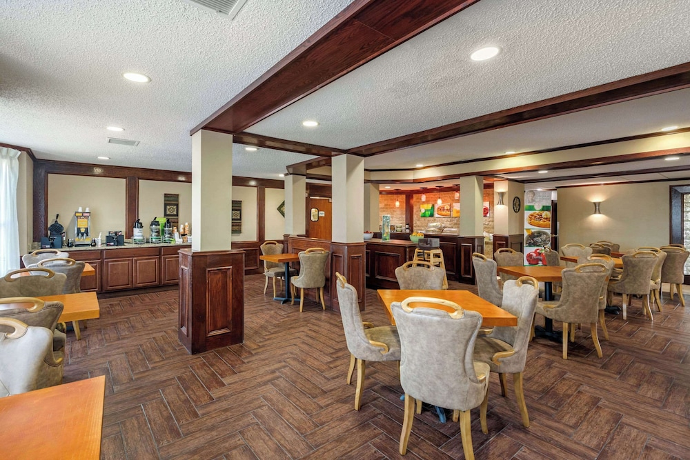 Quality Suites Addison Dallas - photo 41