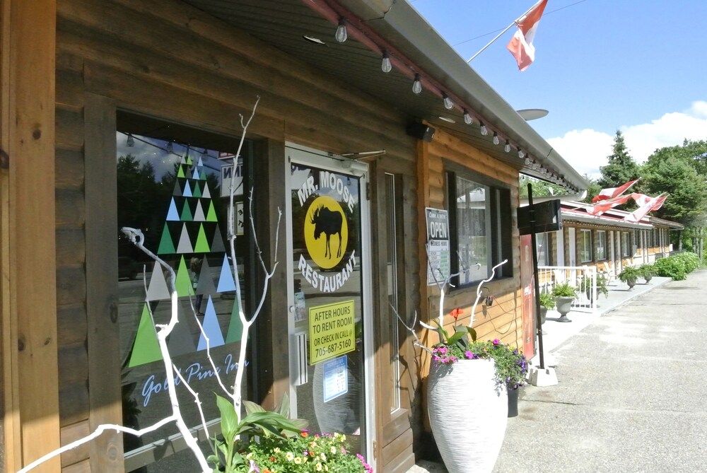 Gold Pine Inn Motel in Gravenhurst, Canada
