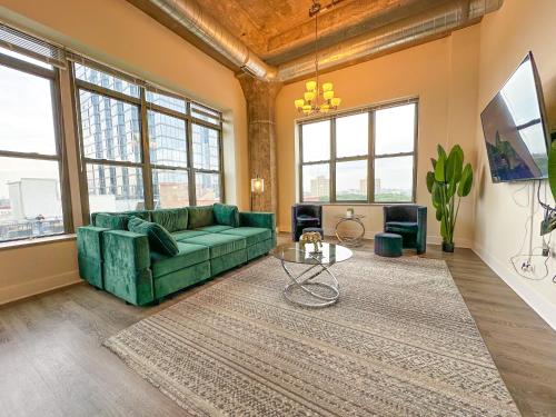 Spacious 3BR Corner Stay with Optional Parking and Gym Access Near McCormick Place Grant Park and Soldier Field — 4-Star Luxury Hotel in Chicago, United States