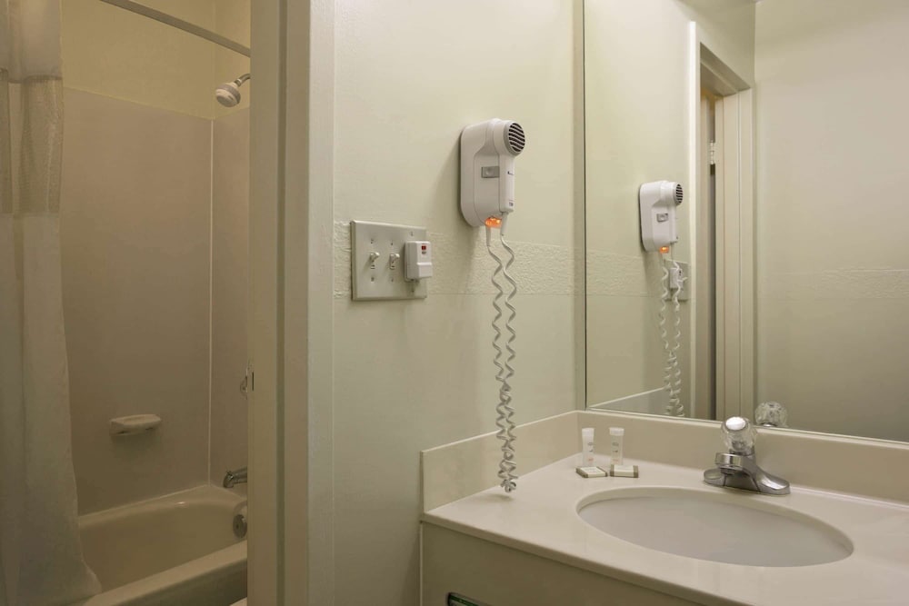 Travelodge by Wyndham Lansing IL - photo 17