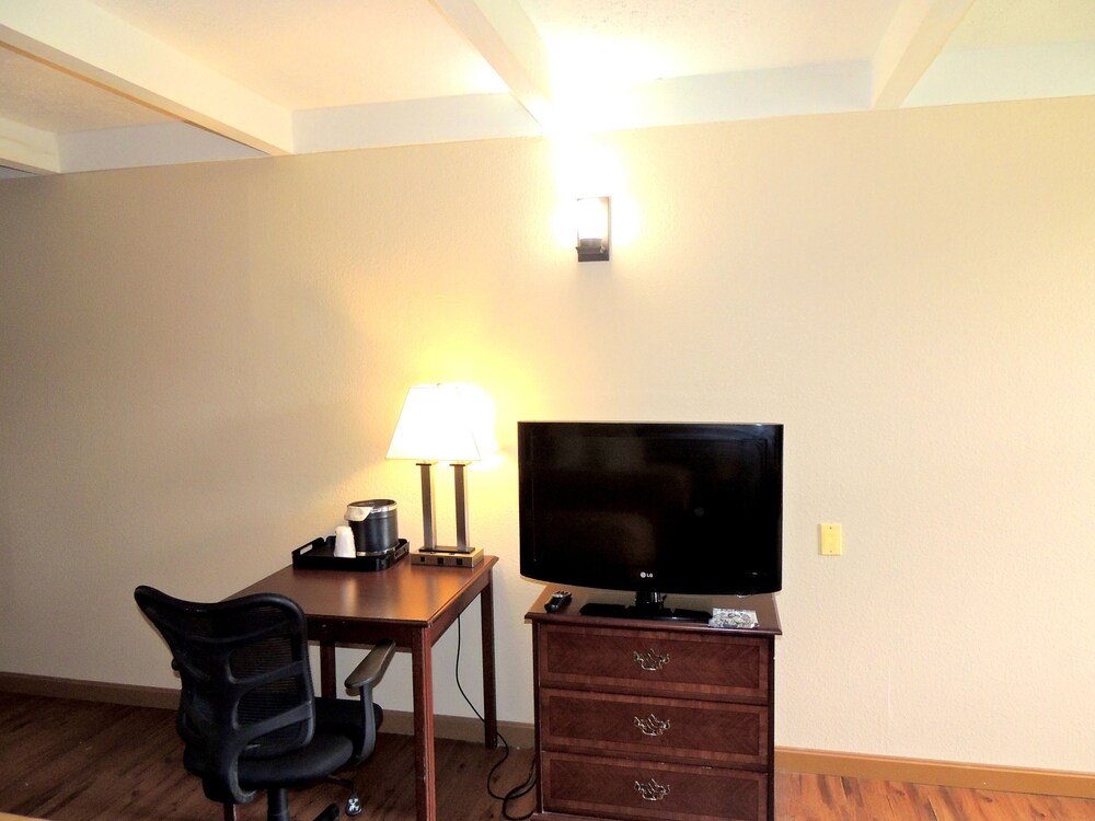Econo Lodge Wickliffe Cleveland East - photo 16