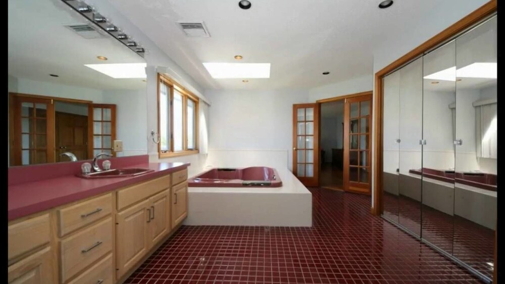 Roxbury Suites - photo 11
