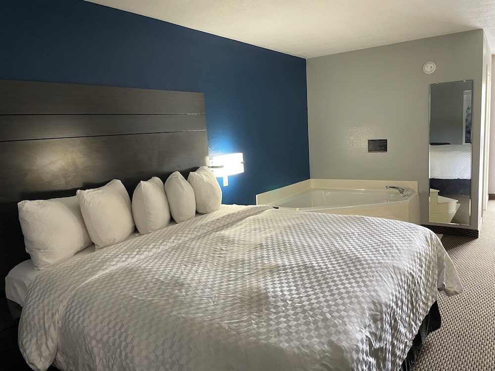 Clairmont Inn Suites Warren — Warren