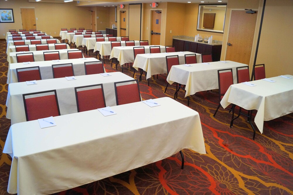 Hampton Inn Altoona - photo 35