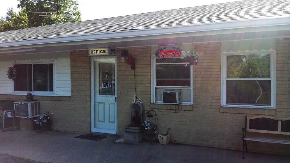 St Charles Motel - photo 20