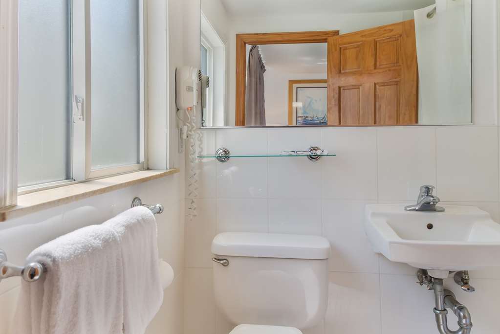 Americas Best Value Inn & Suites Hyannis Cape Cod - photo 2