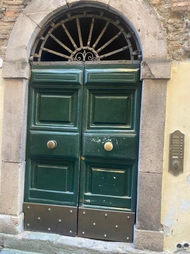 La Mansardina Beccheria Central Apartment 1 double bedroom 1 sofa bed — 4-Star Luxury Hotel in Lucca, Italy