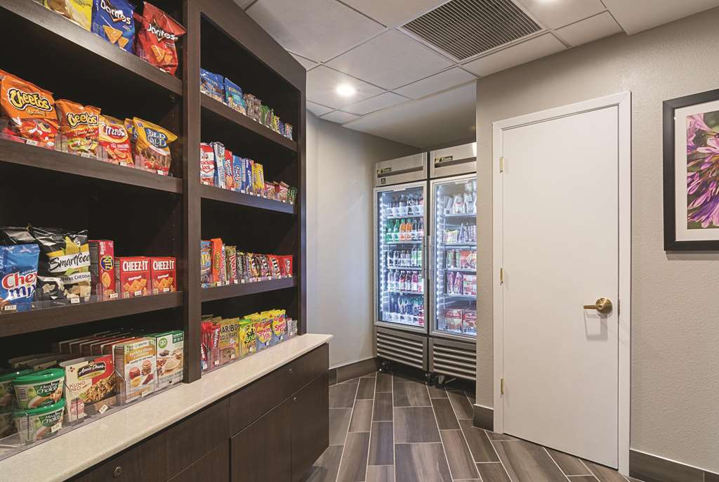 La Quinta Inn & Suites by Wyndham Phoenix Mesa West - photo 46