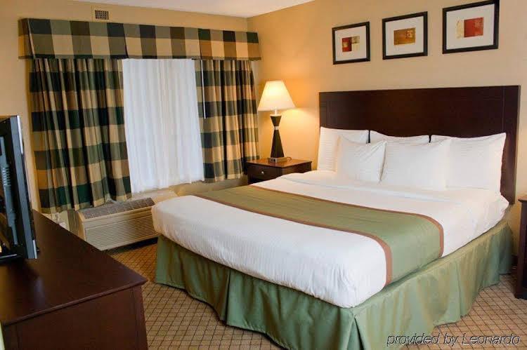 The Plaza Hotel & Suites - photo 9