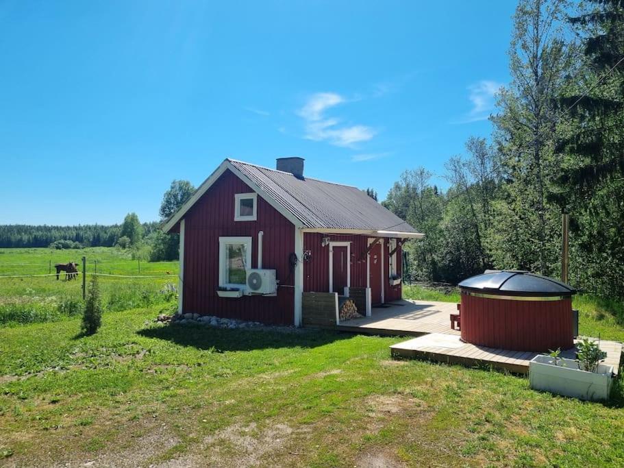 Kotoisa mökki paljulla ja puusaunalla in Orimattila, Finland