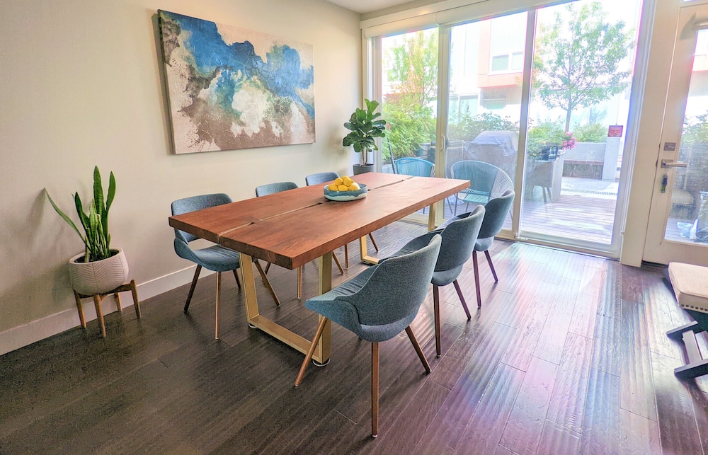 Monki Di Executive Suites GLAS Luxury Inner City Home 3 min to Downtown w Private Rooftop Patio Fireplace — 4-Star Luxury Hotel in Calgary, Canada