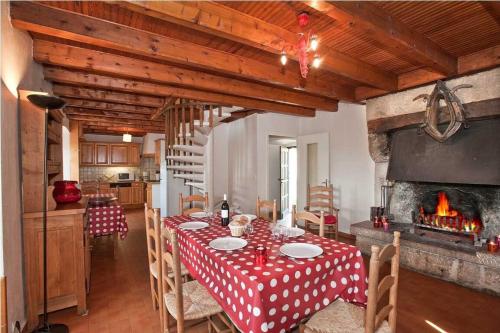 Gites de france 3 epis 8 personnes a conques les genevriers — hotel in La Canourgue