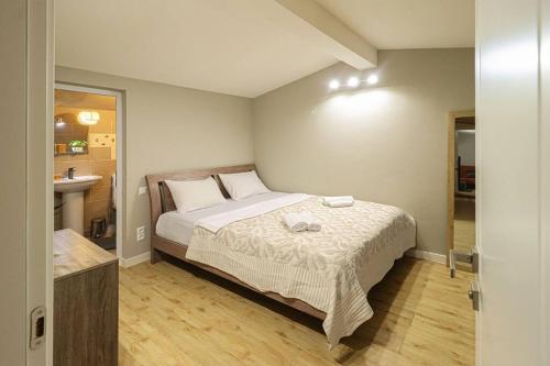 Cosy Central 2 BR Apartment By Wehost