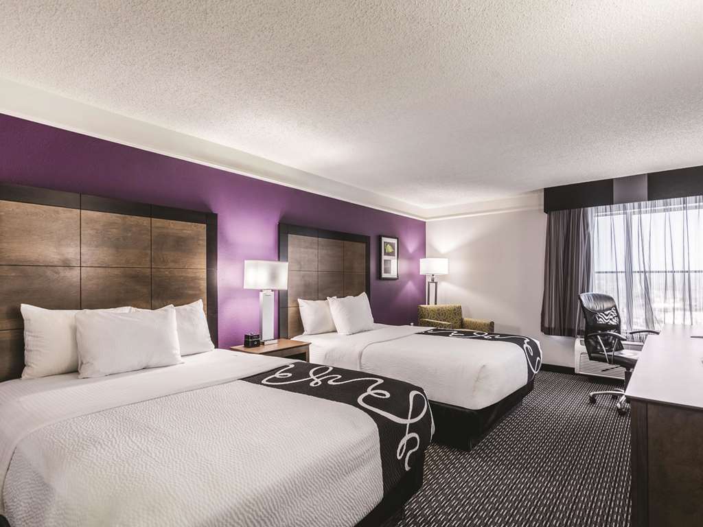 La Quinta Inn & Suites by Wyndham Cincinnati Sharonville - photo 15