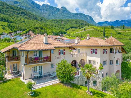 Leuchtenhof — 4-Star Luxury Hotel in Caldaro Sulla Strada Del Vino, Italy