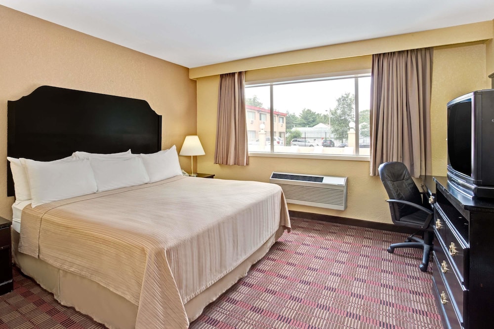 Howard Johnson by Wyndham Pikesville - photo 5