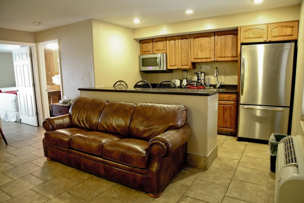 Lake Grassy Inn & Suites - photo 13