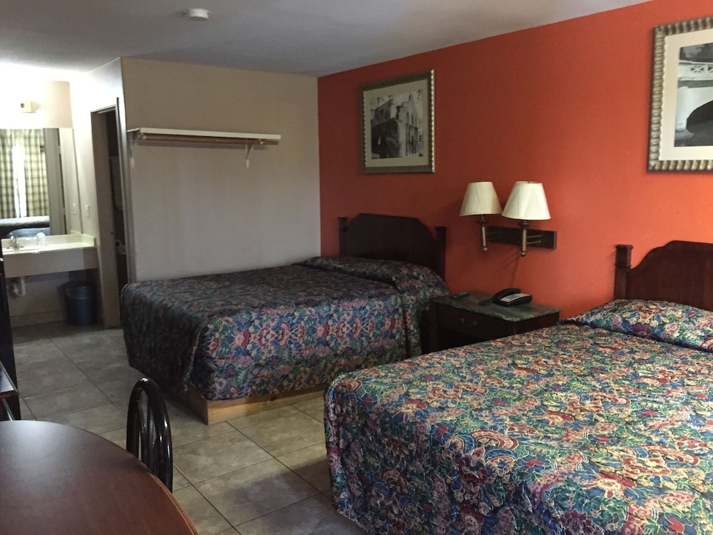 Deluxe Inn Airport - photo 3