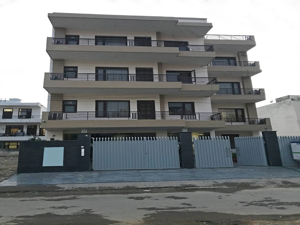 Oyo 14482 Live Inn - last minute hotel in Gurgaon