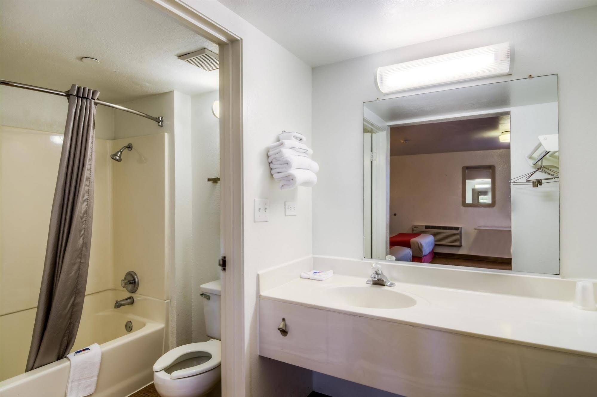 Motel 6 Chicago Elk Grove - photo 7