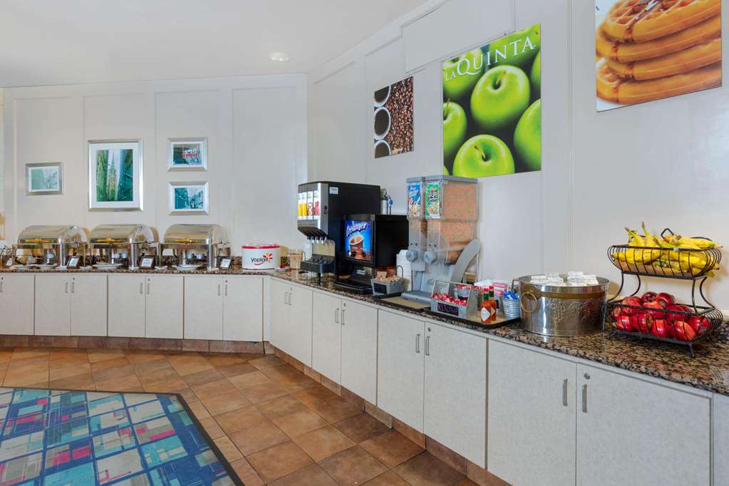 La Quinta Inn & Suites by Wyndham Secaucus Meadowlands - photo 16