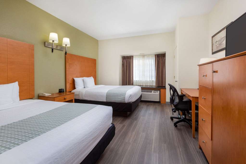 La Quinta Inn & Suites by Wyndham Tulare - photo 22