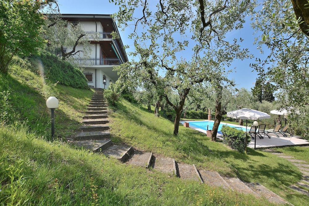 Villa Casa Madre With Pool — 4-Star Luxury Hotel in Torri Del Benaco, Italy