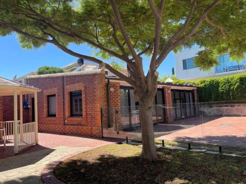Luxury Cottage at the Manor on the River — 4-Star Luxury Hotel in Bicton, Australia