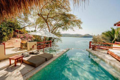 Dream villa with private beach and catering — 4-Star Luxury Hotel in Ixtapa-Zihuatanejo, Mexico