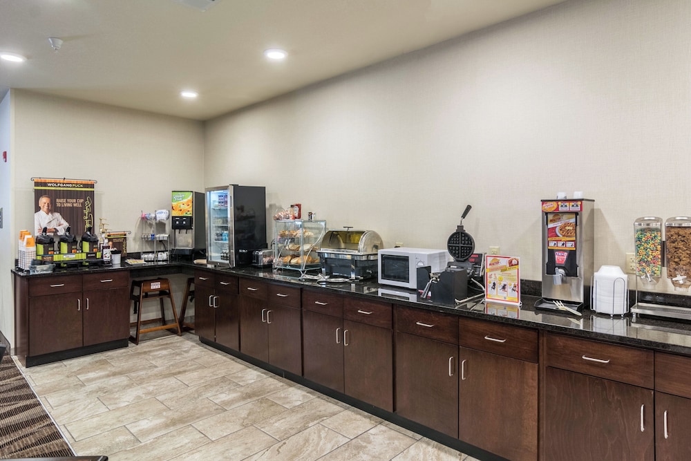 Cobblestone Hotel & Suites Erie - photo 30