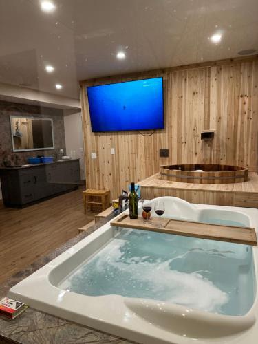 Romantic Luxury Retreat with Private Sauna & Spa Pet Friendly Elkside Hideout B&B — 4-Star Luxury Hotel in Canmore, Canada