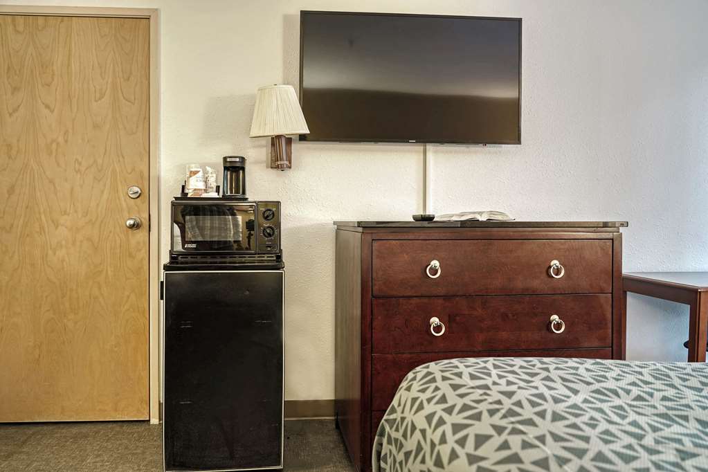 Econo Lodge Raleigh near Walnut Creek Amphitheatre - photo 38