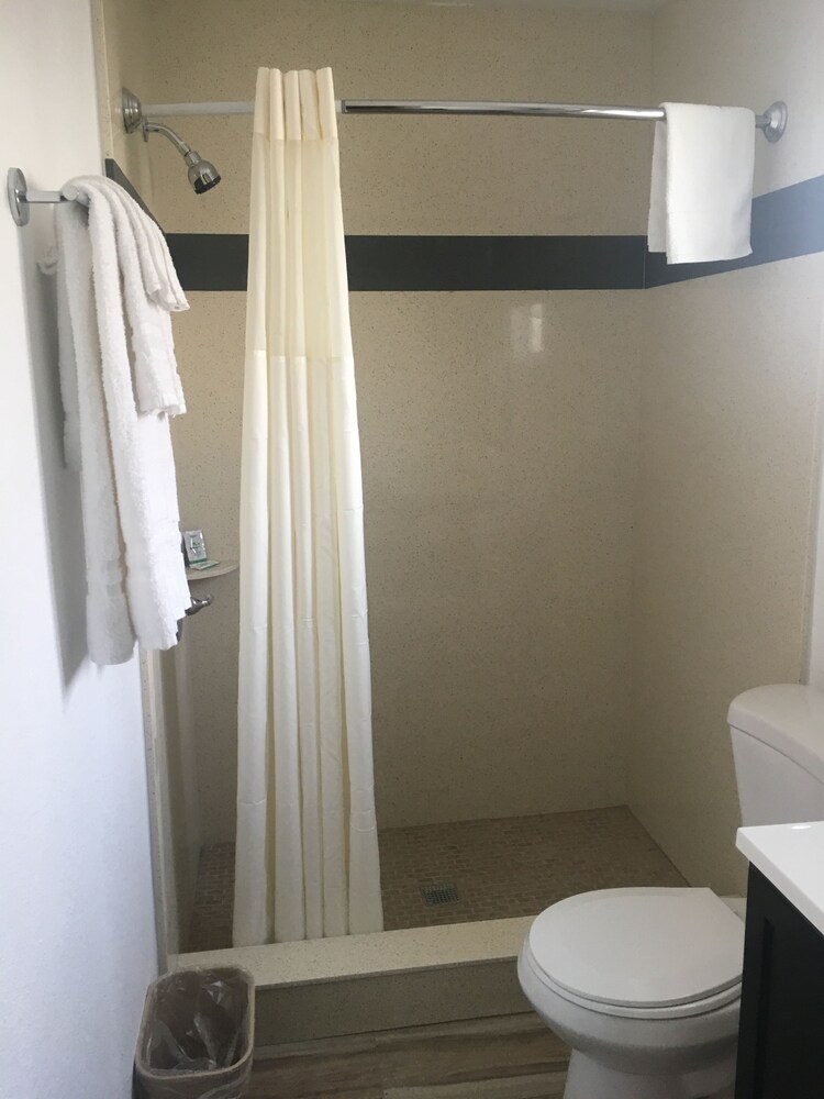 Aristocrat Motel - photo 11