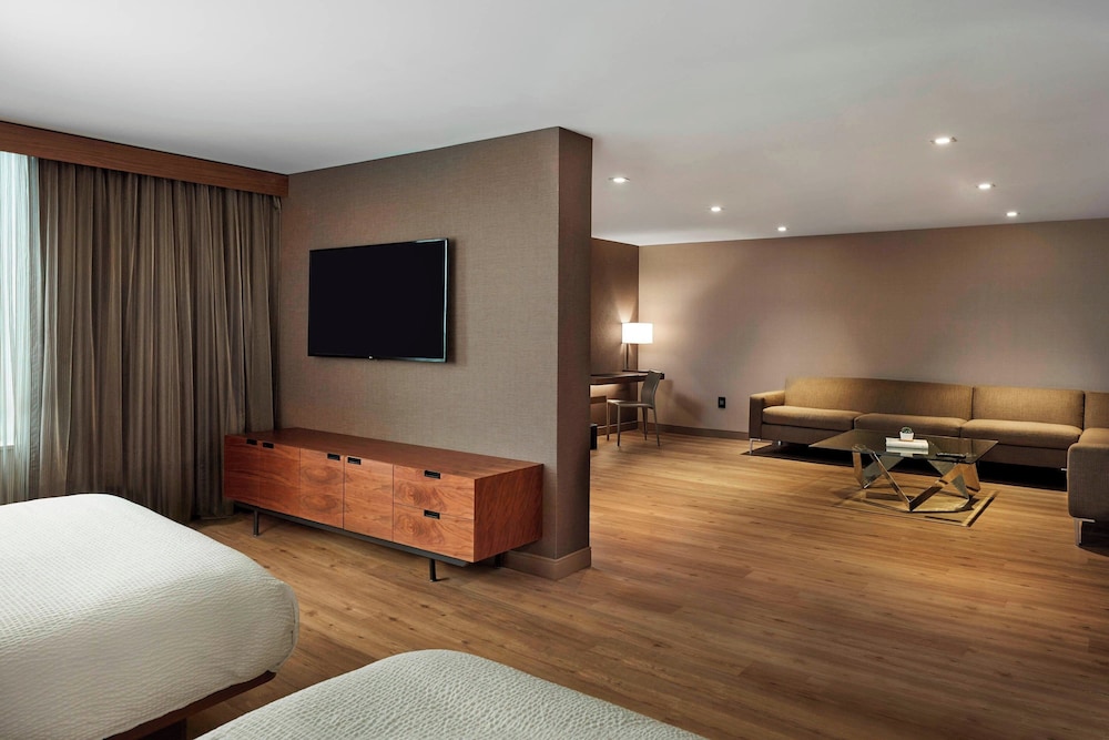 AC Hotel by Marriott Cincinnati at The Banks - photo 20