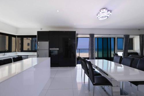 מכנס 17 — 4-Star Luxury Hotel in Netanya, Israel