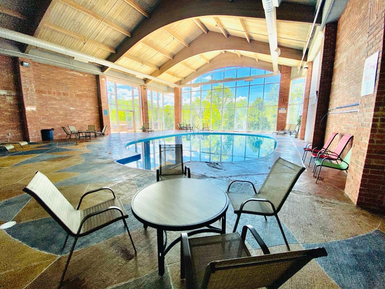 Howard Johnson by Wyndham Branson Theatre District - photo 2