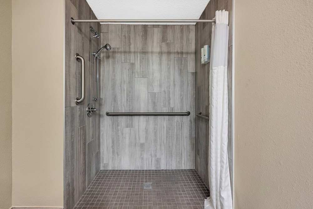 Quality Inn Roseville Detroit North - photo 15