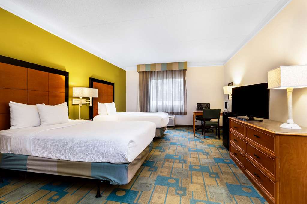 La Quinta Inn & Suites by Wyndham St. Pete Clearwater Airpt - photo 36