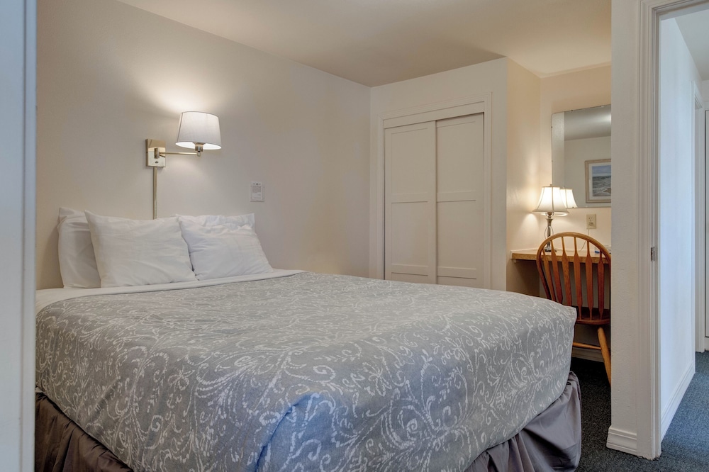 Ester Lee Oceanview Inn - photo 22