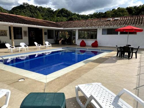 FINCA SAN LUIS en La Vega Cundinamarca Diversión Gastronomía Gourmet y Confort Total hasta para 17 Personas Piscina Jacuzzi y Juegos de mesa — 4-Star Luxury Hotel in La Vega, Colombia