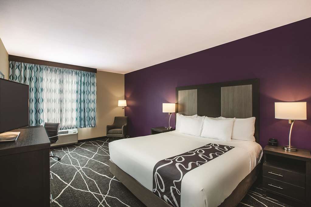 La Quinta Inn & Suites by Wyndham Dallas Northeast Arboretum - photo 9